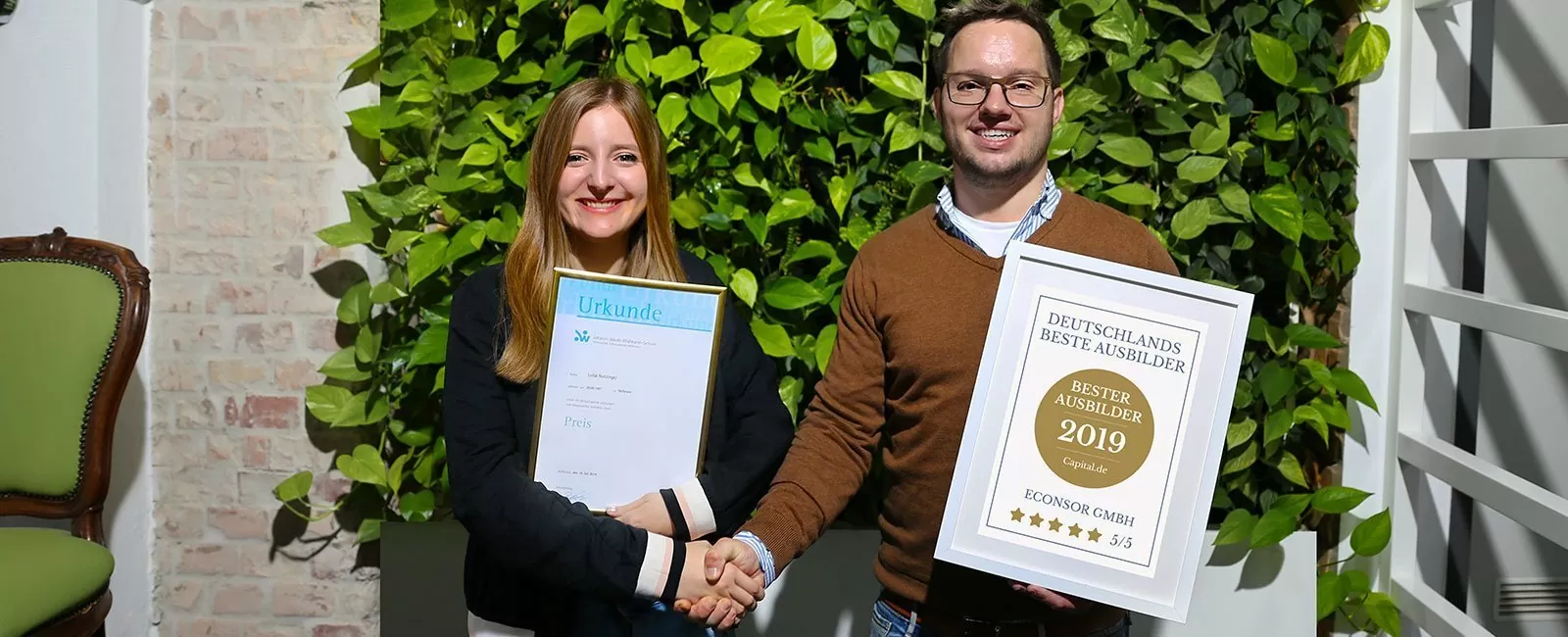 Sebastian Kübler mit Luisa Nutzinger, Azubi bei ECONSOR und 2019 mit einem Preis ausgezeichnet für herausragende Leistungen.