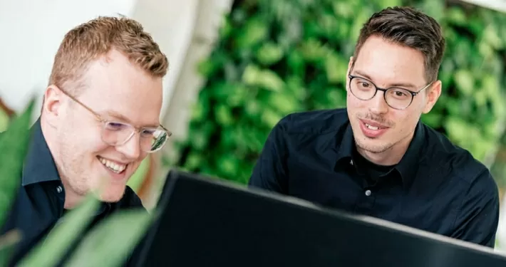 Kollegen bei der Arbeit am Bidschirm