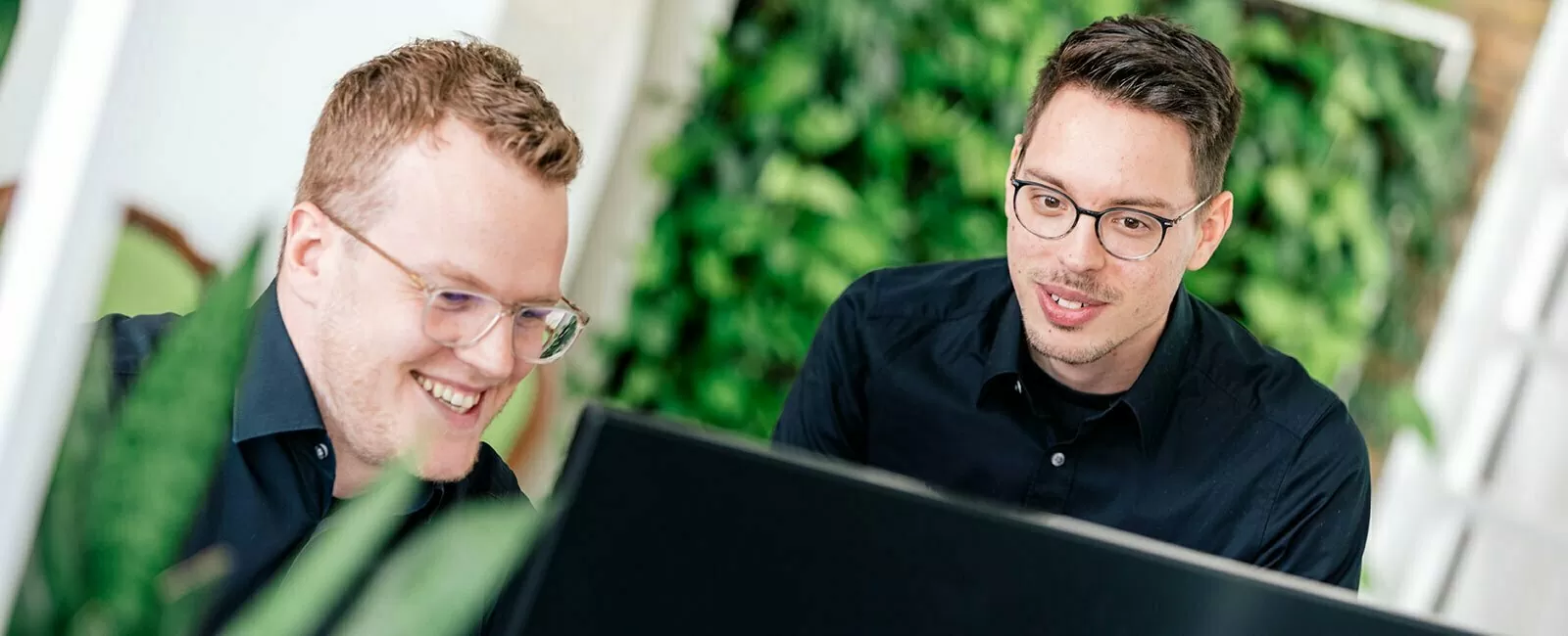 Kollegen bei der Arbeit am Bidschirm