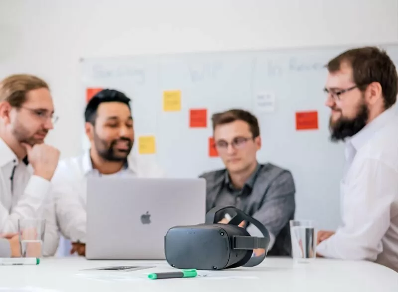 Mitarbeiter in einem Meeting im Besprechungsraum