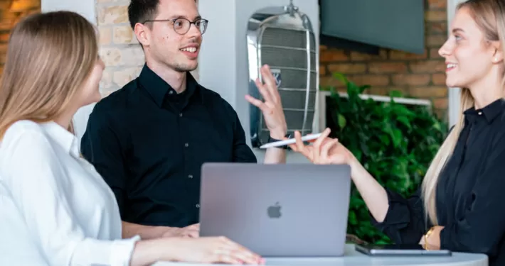 Meeting an einem Stehtisch im Büro