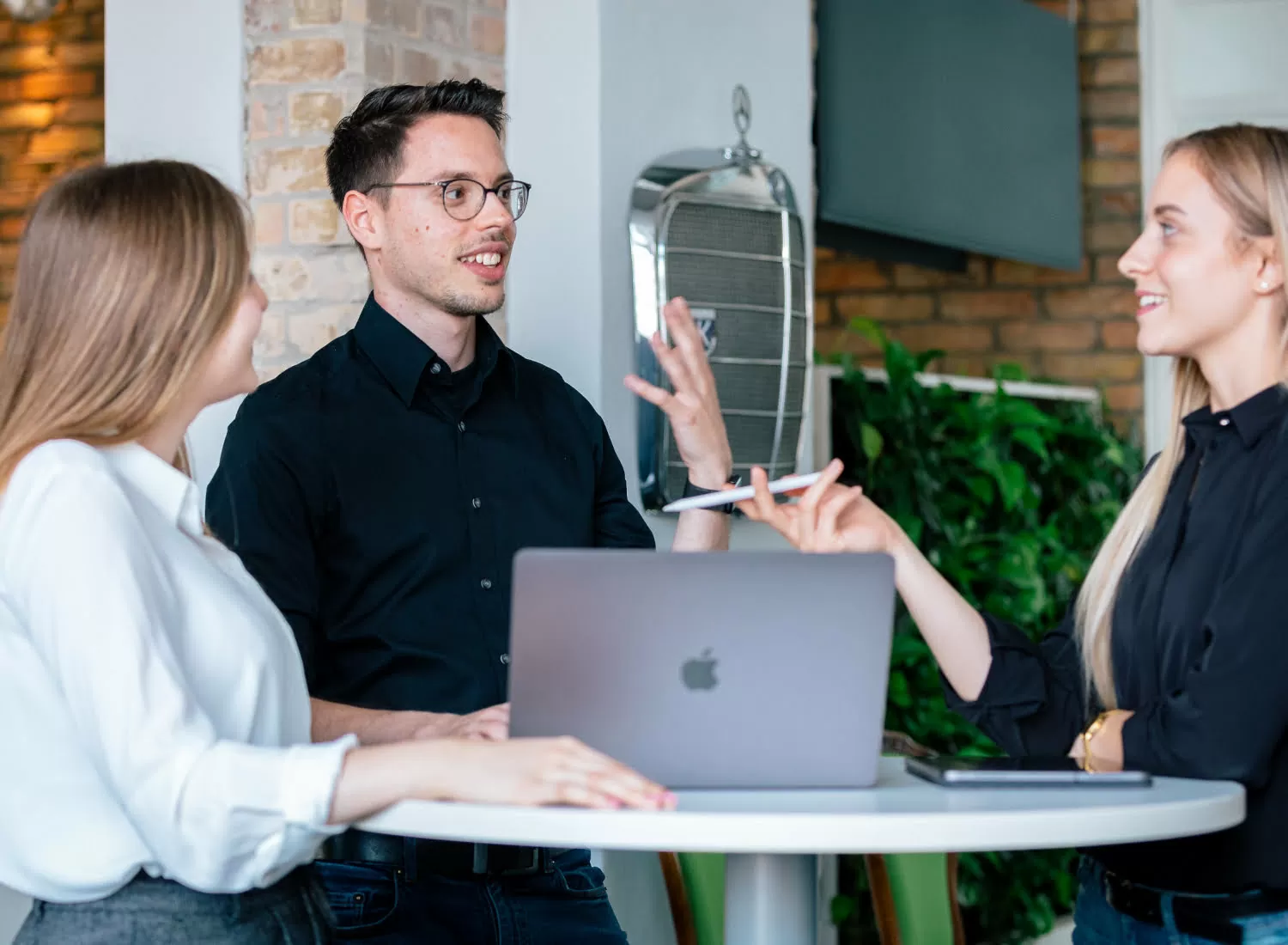 Meeting an einem Stehtisch im Büro