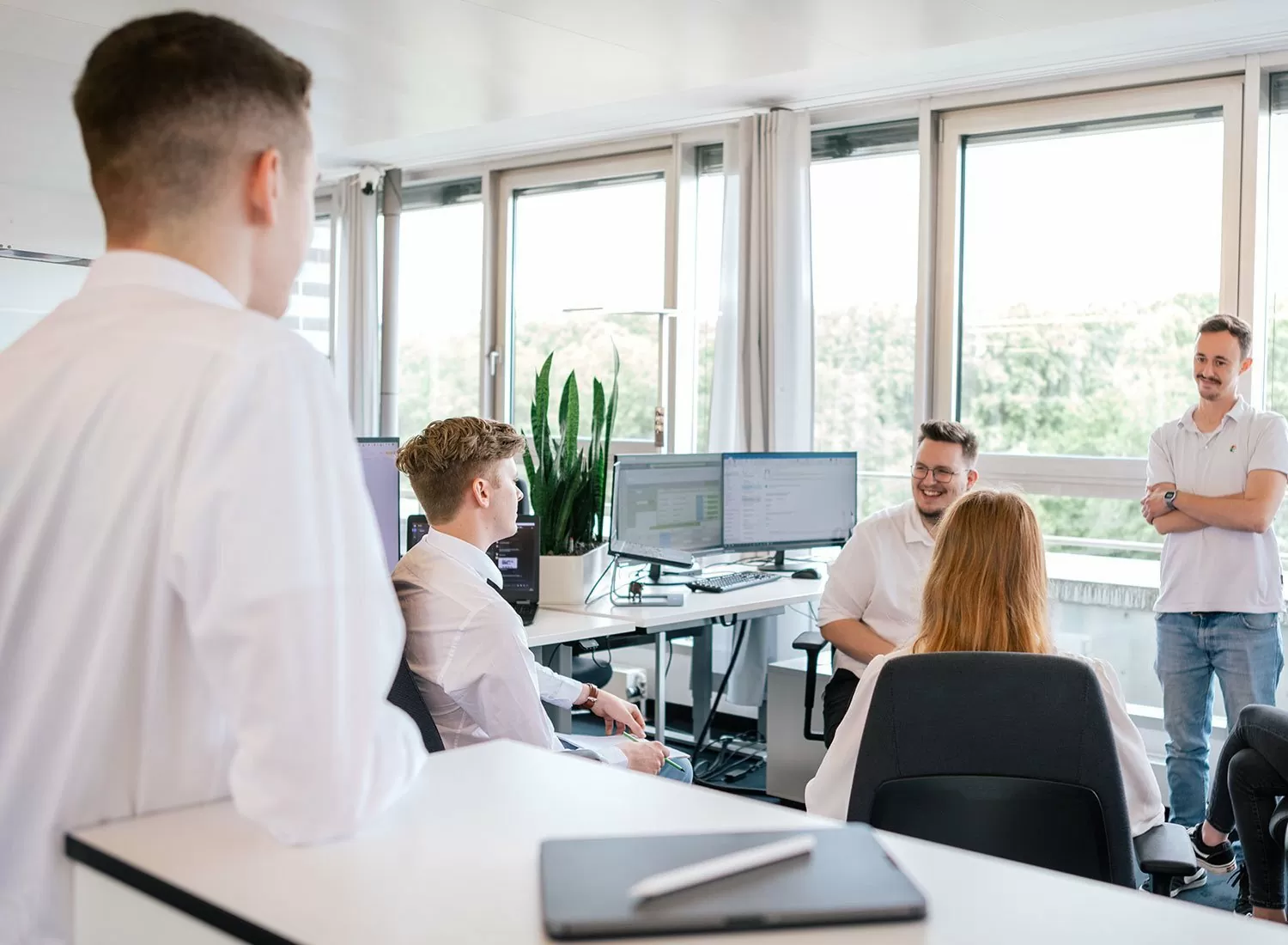 Teambesprechung mit motivierten Mitarbeitern