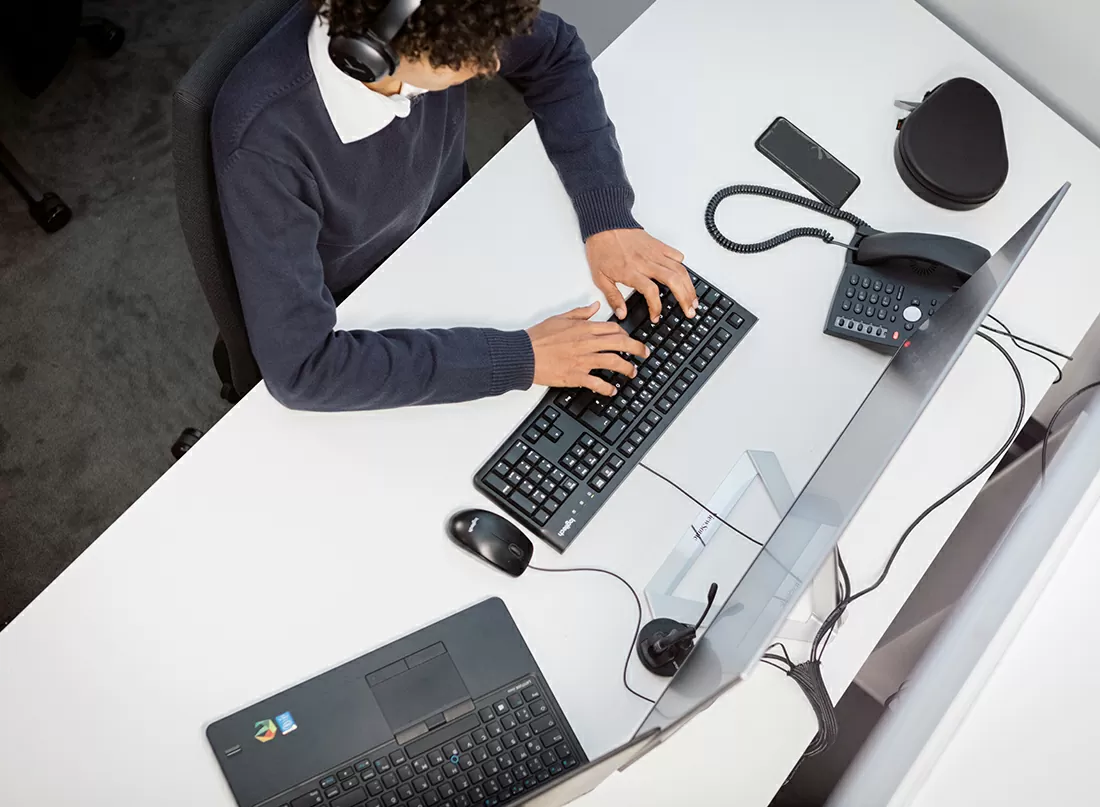 Entwickller programmiert in einer angenehmen Büroatmosphäre.