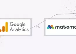 Logos Google Analytics und Matomo auf farbigem Hintergrund