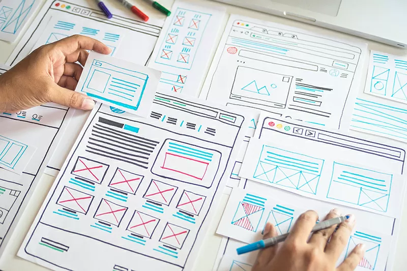 Person plant das Wireframe-Design