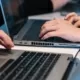 Arbeiten am Laptop in der Internetagentur Karlsruhe