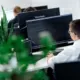 Grünes Büro mit Mitarbeitern, die am PC arbeiten
