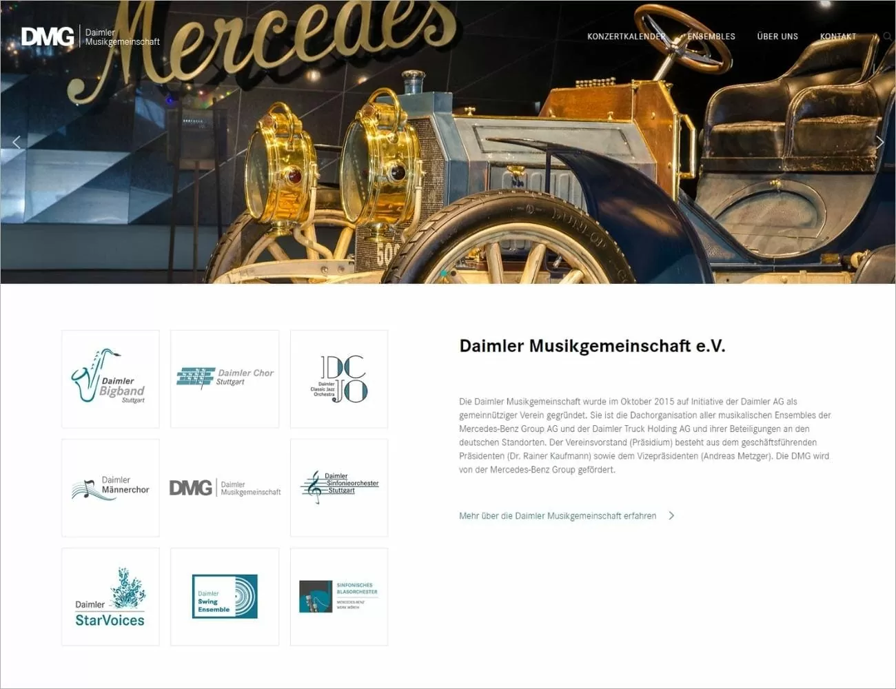 Ein Multimandanten-Portal für die Daimler Musikgemeinschaft. Man sieht die Startseite der Daimler Musikgesellschaft mit goldenem Daimler-Oldtimer & Mercedes Logo im Header, darunter links die Logos aller musikalischen Ensembles der Mercedes-Benz Group AG & der Daimler Truck Holding AG und rechts ein kurzer Einleitungstext über die Daimler Musikgemeinschaft e.V. mit der Möglichkeit mehr zu erfahren