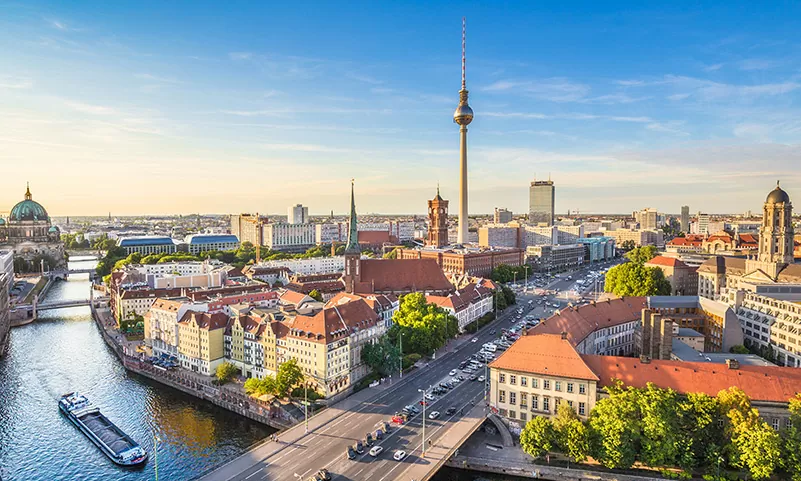 Der Berliner Fernsehturm, der Reichstag und die Spree