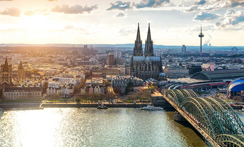 Der Kölner Dom und die Hohenzollernbrücke mit der Kölner Innenstadt im Hintergrund
