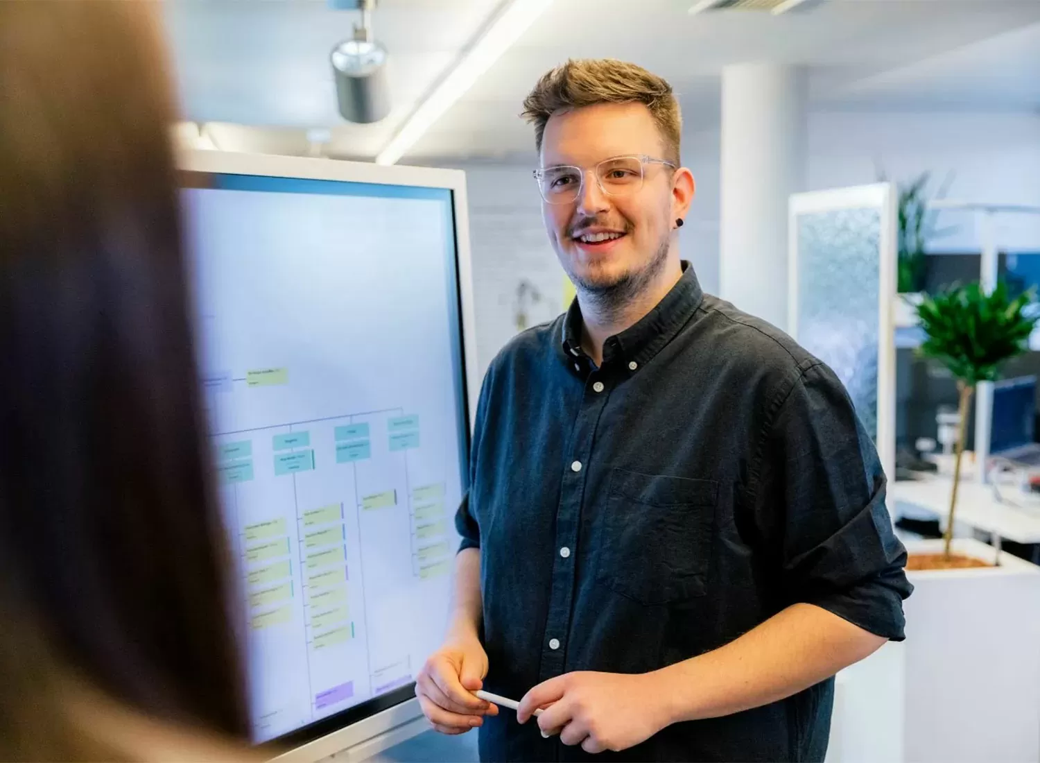 Besprechung über eine barrierefreie Webseite am Whiteboard.