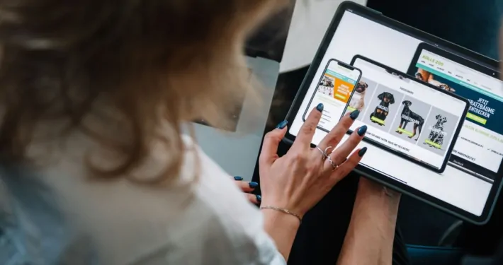 Zwei Mitarbeiter betrachten ein Webdesign auf einem Tablet. Erfahren Sie, wie Design und Technologie zusammenkommen, um beeindruckende Benutzererfahrungen zu schaffen.