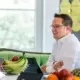 Personen sitzen in einem Konferenzraum und besprechen ein weiteres Vorgehen.
